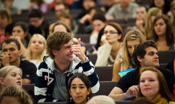 США из-за COVID-19 запрещают иностранным студентам онлайн-обучение